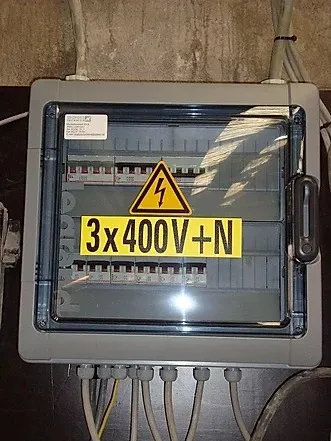 Industriële verdeelkast met automaten, gemarkeerd 3x400V plus N