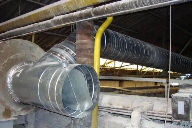 Industriële ventilatiekanalen onder een dakconstructie