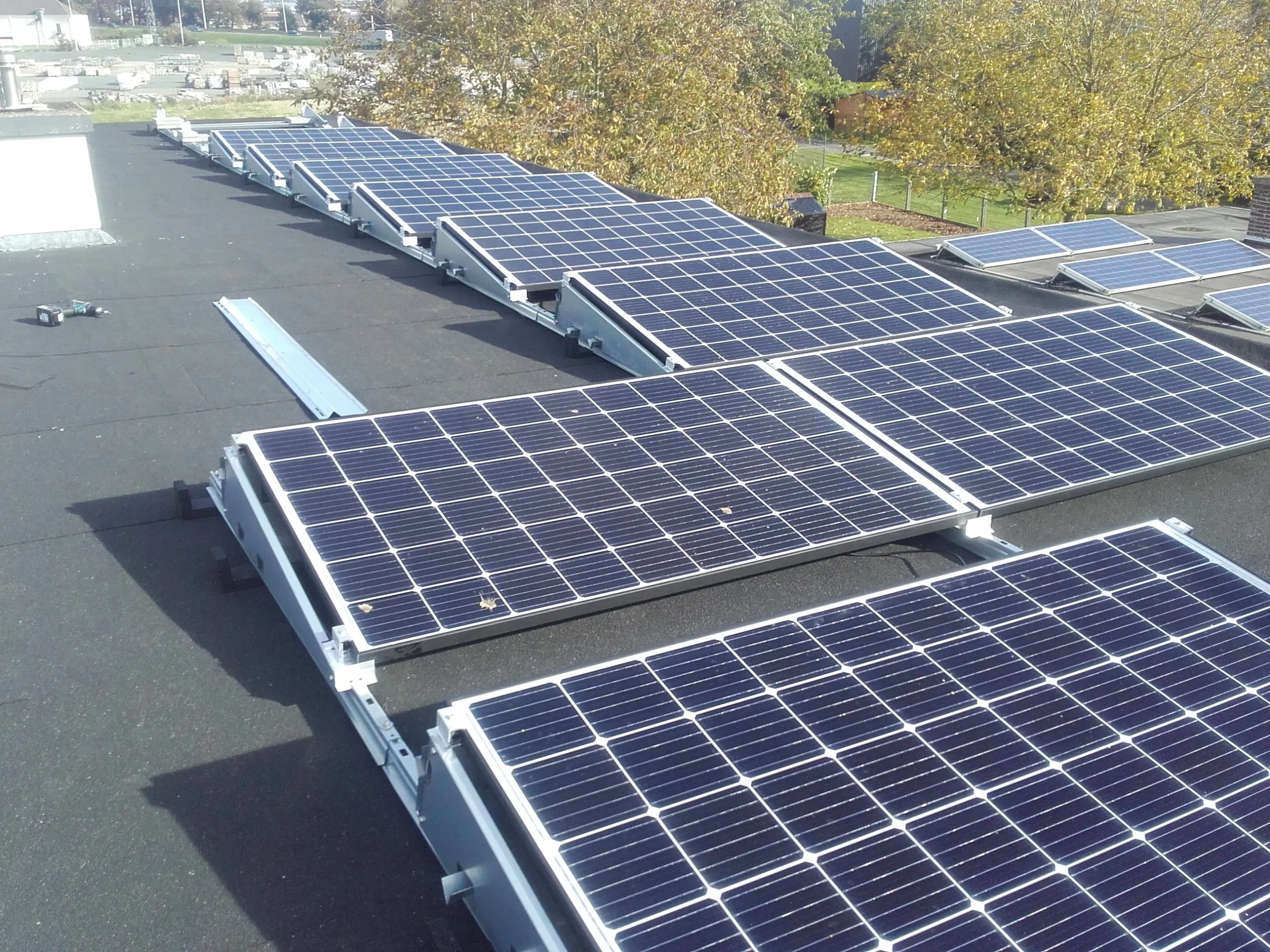 Geplaatste zonnepanelen op een plat dak