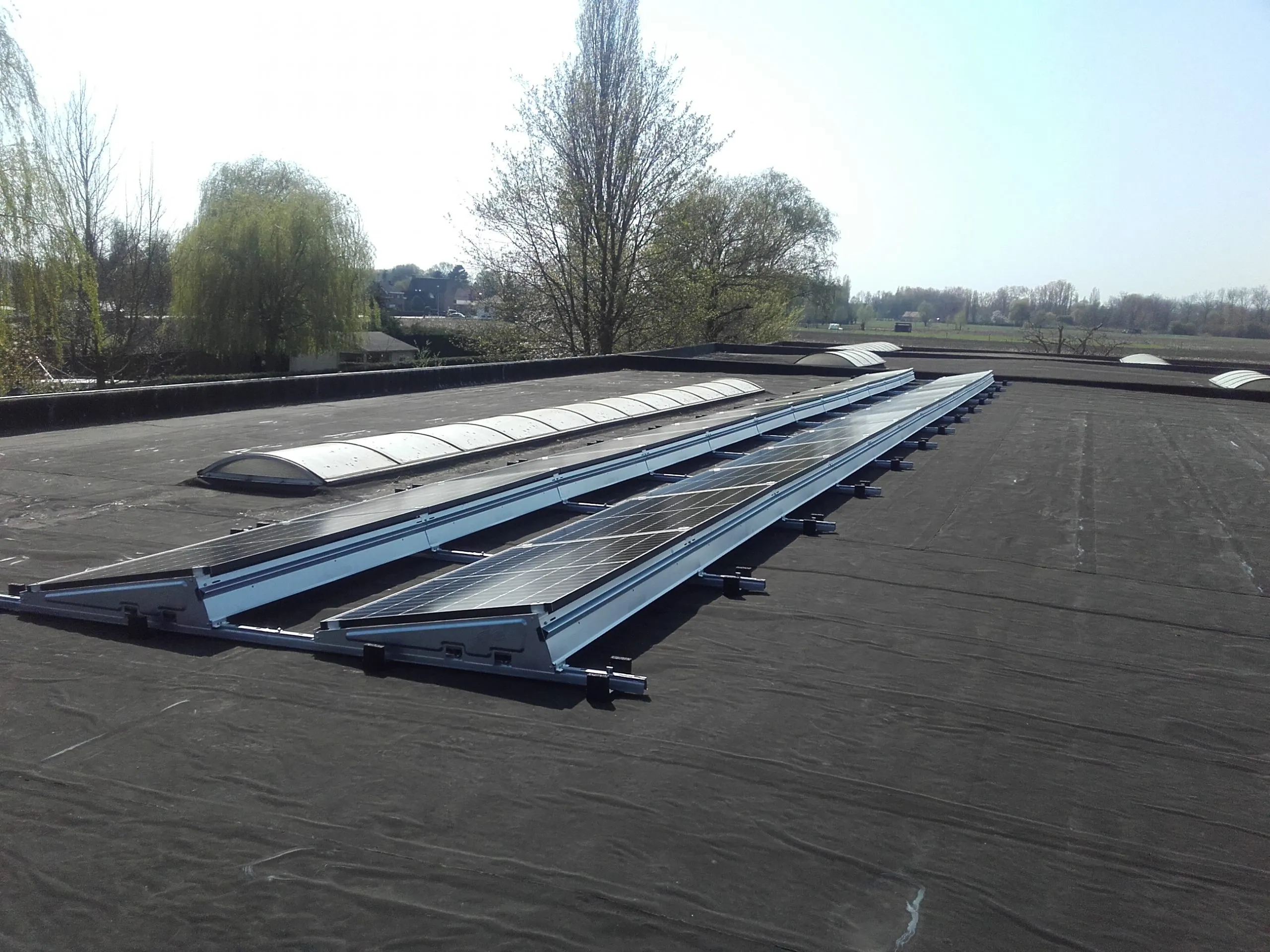 Zonnepanelen op een dak, een realisatie van Seghers Technics