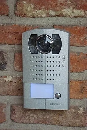 Buitenpost van een videofooninstallatie tegen baksteen